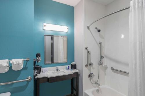 Ένα μπάνιο στο Clarion Inn & Suites DFW North