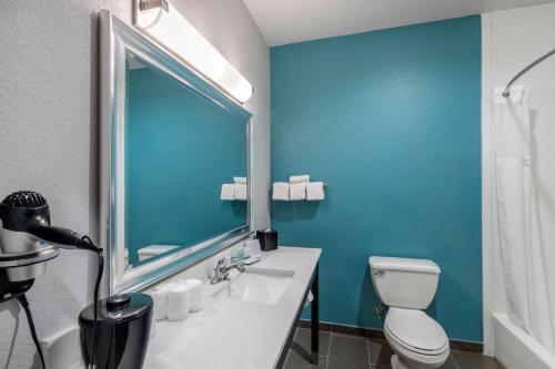 Ένα μπάνιο στο Clarion Inn & Suites DFW North