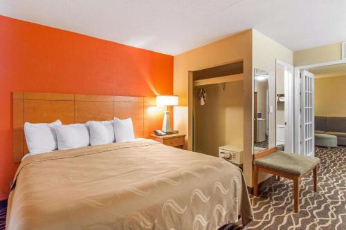 una habitación de hotel con una cama grande y una silla en Quality Inn & Suites I-35 near Frost Bank Center, en San Antonio