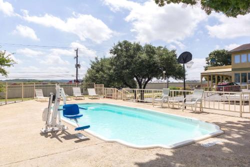 a small swimming pool with chairs at HillView Inn at Six Flags Fiesta in San Antonio