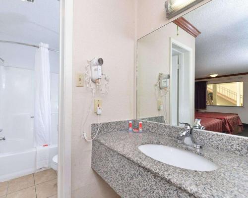 ein Bad mit einem Waschbecken und einem Spiegel in der Unterkunft Econo Lodge in Killeen