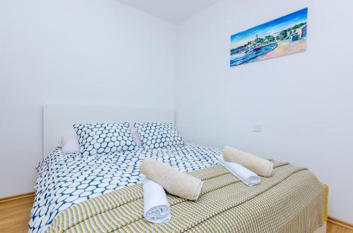 1 dormitorio con 1 cama con toallas en Apartments Bozica, en Dubrovnik