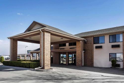 a large brick building with a parking lot at Quality Inn Dumas in Dumas