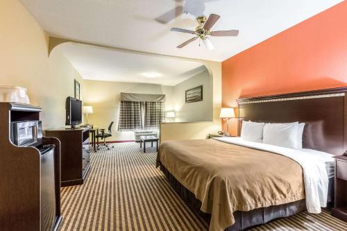 Кровать или кровати в номере Quality Suites North Houston - Spring