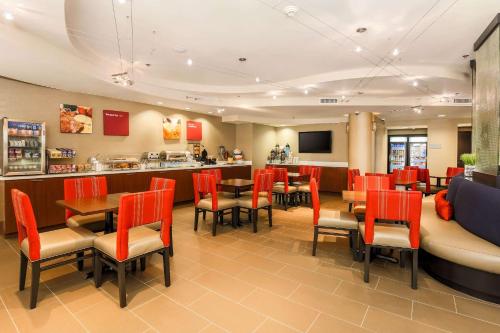 a restaurant with tables and chairs and a bar at Comfort Suites DFW N-Grapevine in Grapevine
