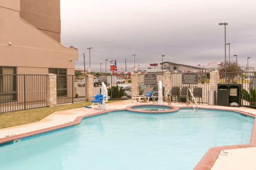 a large swimming pool in a apartment complex at Comfort Suites Austin NW Lakeline in Austin