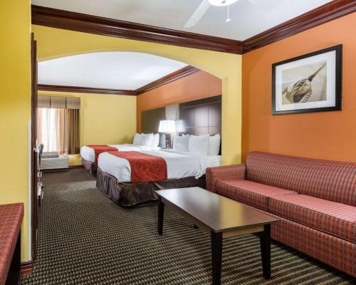En eller flere senge i et værelse på Comfort Suites Lake Jackson Clute