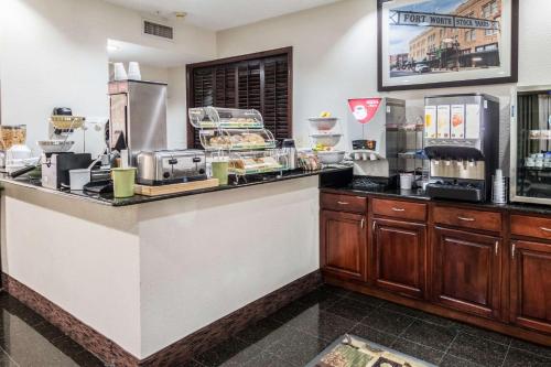 Příslušenství pro přípravu čaje a kávy v ubytování Quality Suites Burleson - Ft Worth