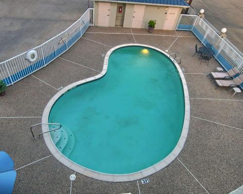 an overhead view of an empty swimming pool at FairBridge Inn & Suites Cleburne in Cleburne