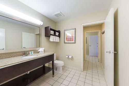 Bathroom sa Comfort Suites Beachside