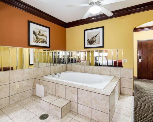 a large bathroom with a tub in a room at Comfort Suites Lake Jackson Clute in Lake Jackson