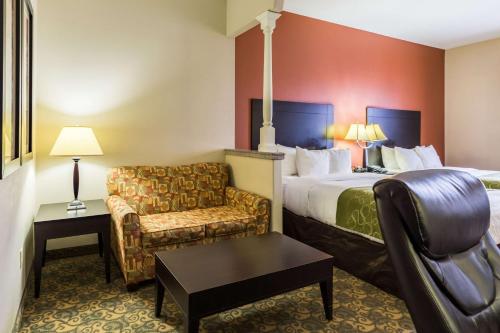 een hotelkamer met een bed en een stoel bij Comfort Suites Westchase Houston Energy Corridor in Houston