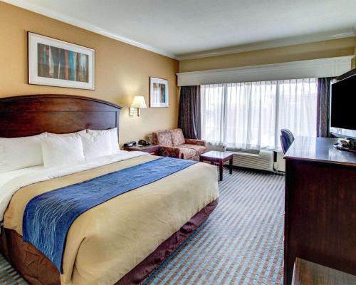 una camera d'albergo con un letto e un soggiorno di Comfort Inn Corsicana East a Corsicana