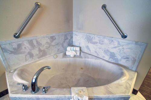 アマリロにあるComfort Inn & Suites Amarillo West near Medical Centerの浴室にある蛇口付きの浴槽