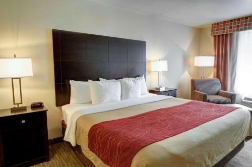 アマリロにあるComfort Inn & Suites Amarillo West near Medical Centerの大きなベッドと椅子のあるホテルの部屋