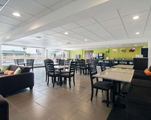 A restaurant or other place to eat at Quality Inn & Suites Airport