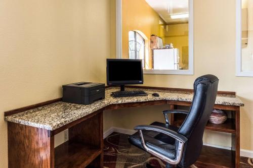 Μια τηλεόραση ή/και κέντρο ψυχαγωγίας στο Quality Inn University near Downtown