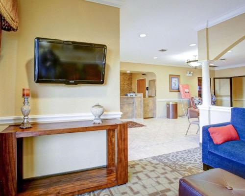 ブレナムにあるComfort Suites Brenhamのリビングルーム(壁掛け式薄型テレビ付)