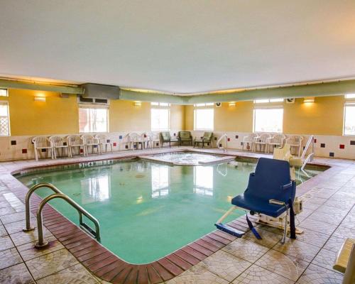 布蘭南的住宿－布倫納姆康福特套房酒店，一间酒店客房内的游泳池,带蓝色椅子