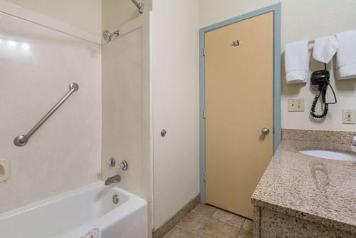 Koupelna v ubytování Quality Suites