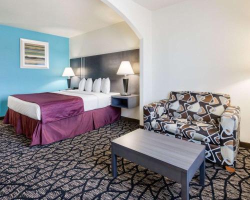 Llit o llits en una habitació de Quality Inn Buffalo