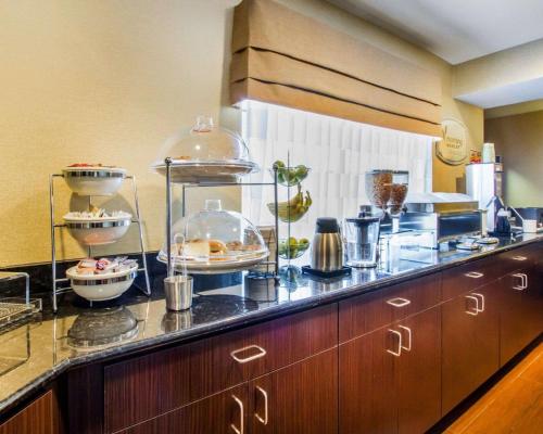 een keuken met een aanrecht met wat eten erop bij Econo Lodge Amarillo East in Amarillo