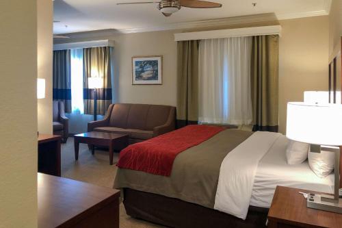 A bed or beds in a room at Comfort Inn Early Brownwood