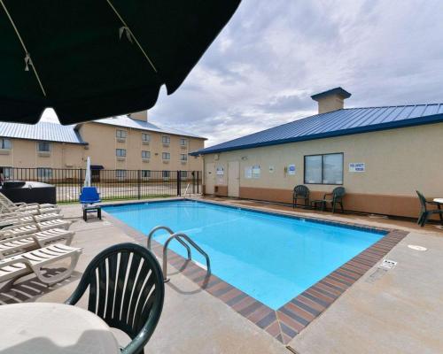 בריכת השחייה שנמצאת ב-Quality Inn & Suites Wichita Falls I-44 או באזור