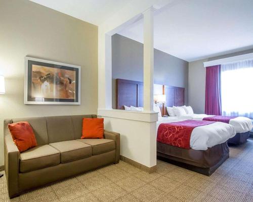 Habitación de hotel con cama y sofá en Comfort Suites, en Abilene