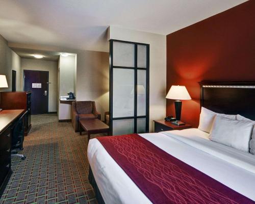 เตียงในห้องที่ Comfort Suites Lake Worth