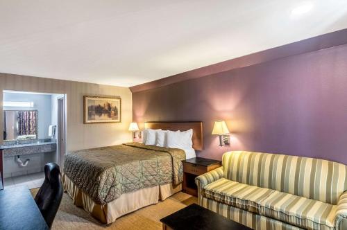 Postel nebo postele na pokoji v ubytování Rodeway Inn