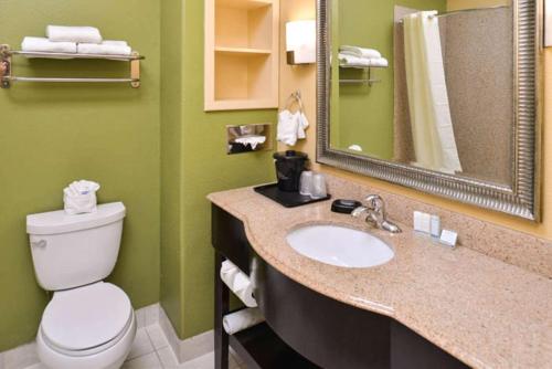 A bathroom at Sleep Inn and Suites Downtown Houston