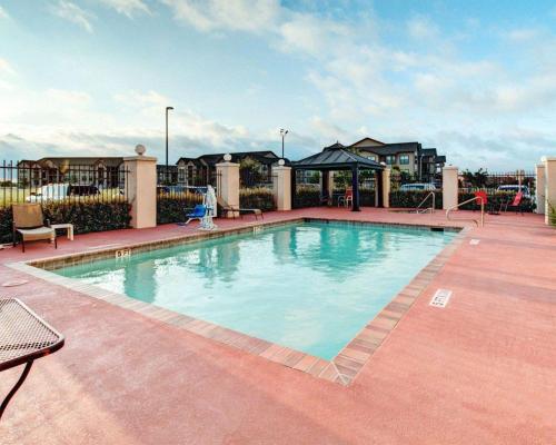 a large swimming pool on a building with at Comfort Suites Waxahachie in Waxahachie
