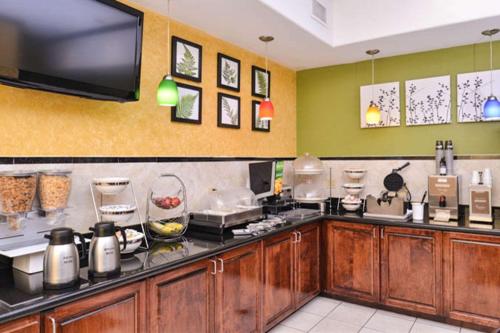una cucina ristorante con bancone e cibo di Sleep Inn and Suites Downtown Houston a Houston