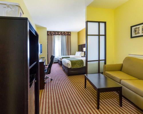 Säng eller sängar i ett rum på Days Inn & Suites by Wyndham Houston / West Energy Corridor