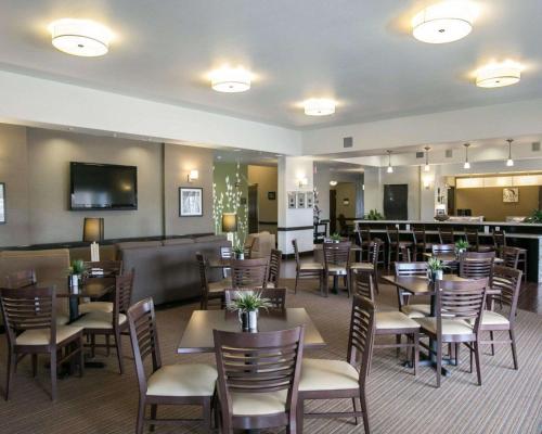 a restaurant with tables and chairs and a bar at Sleep Inn & Suites Round Rock - Austin North in Round Rock
