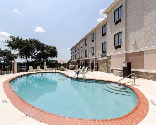 une grande piscine en face d'un bâtiment dans l'établissement Comfort Inn & Suites Burnet, à Burnet