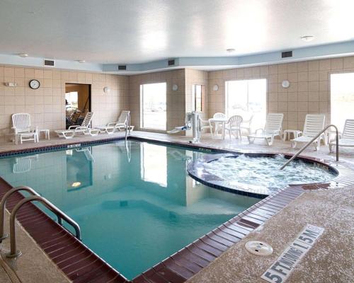 Bazén v ubytování Comfort Inn I-20 Midland Stanton nebo v jeho okolí