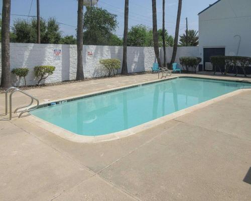 una gran piscina de agua azul en Rodeway Inn San Juan, en San Juan