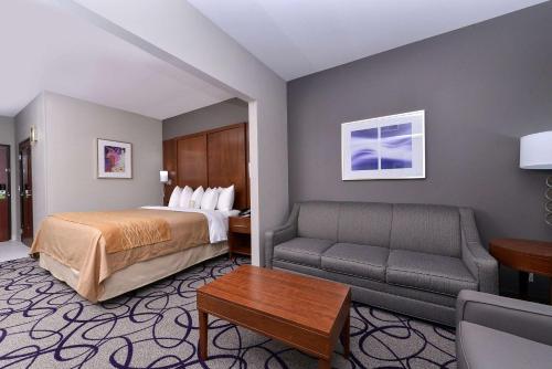 Comfort Inn & Suites Frisco 객실 침대