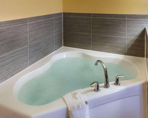 een groot bad met een kraan in de badkamer bij Comfort Suites Cotulla near I-35 in Cotulla