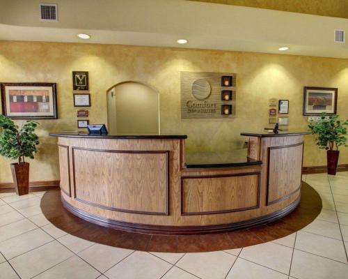 a waiting area in a hospital with aitatingitatingitatingitatingitatingitatingitatingitating at Comfort Inn & Suites in Alvarado