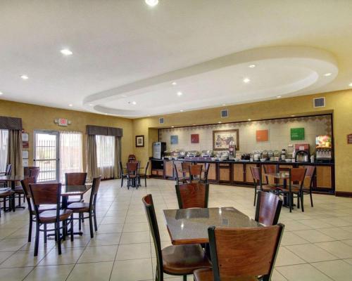 a dining room with tables and chairs in a restaurant at Comfort Inn & Suites in Alvarado
