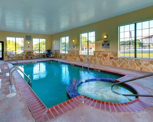 ein großer Pool in einem Hotelzimmer in der Unterkunft Quality Inn & Suites - Glen Rose in Glen Rose