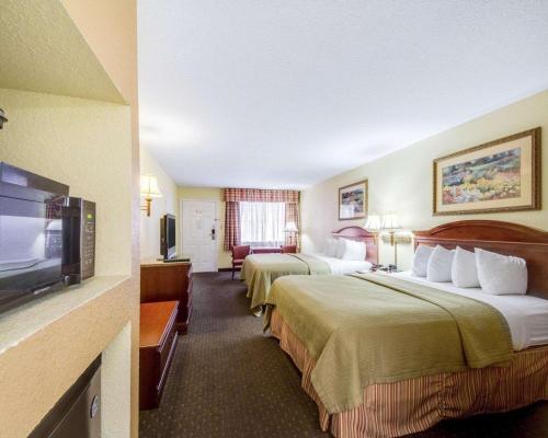 イーグル・パスにあるEcono Lodge Inn & Suitesのベッド2台、薄型テレビが備わるホテルルームです。