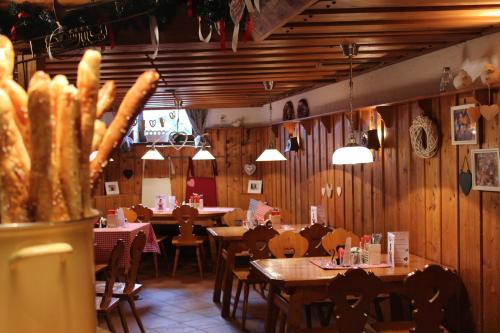 un restaurante con mesas, sillas y paredes de madera en Mohnhotel - Bergwirt Schrammel, en Zwettl