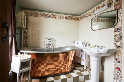 La salle de bains est pourvue d'une baignoire et d'un lavabo. dans l'établissement The Bell in Ticehurst, à Ticehurst
