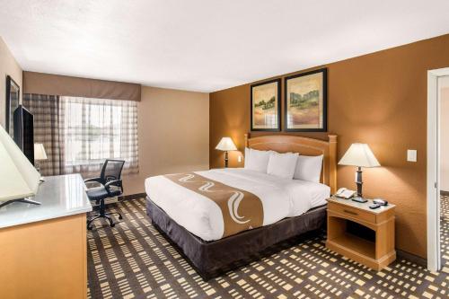 Voodi või voodid majutusasutuse Quality Inn & Suites Plano toas