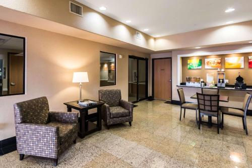 a lobby with chairs and a table and a bar at Quality Inn Killeen Near Fort Cavazos in Killeen