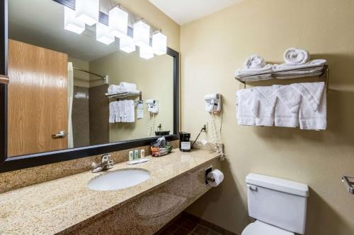 W łazience znajduje się umywalka, toaleta i lustro. w obiekcie Quality Inn Killeen Forthood w mieście Killeen